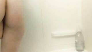 Short Eelet tries riding a big dildo and showerhead together