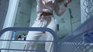 Babe masturbating in the bathroom, no one can see her
