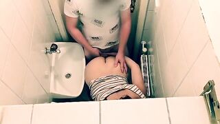 A hot girl met a guy on Tinder and fucked with him in the restaurant toilet