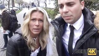 The blonde is fucking with a collector in front of her husband