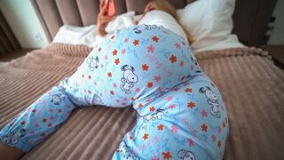 A hot stepdaughter seduces her stepfather by watching porn together