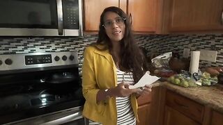 My nerdy stepmom, with her big ass, masturbates me in the mornings when my dad's not around