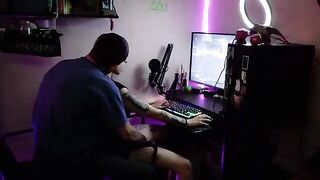 The gamer girl gets her pussy railed while playing Destiny 2