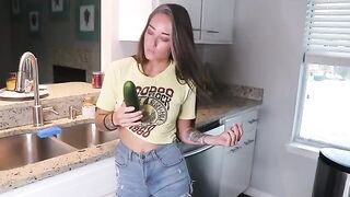 She was preparing lunch and suddenly felt like fucking in the kitchen