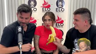 Sara Blonde, interviewed on Elo Podcast, ends up with a mess on her face