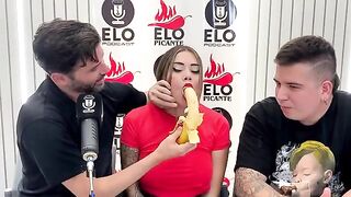 Sara Blonde, interviewed on Elo Podcast, ends up with a mess on her face