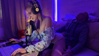 A gamer guy fucked his stepmom during a game