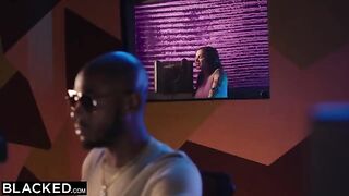 Keisha, a singer with impressive curves, meets producer Anton and experiences intense passion