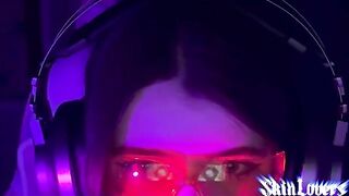 A cute gamer girl was fucked hard and reached orgasm on camera