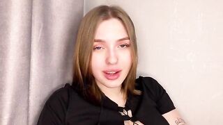 A girl with a juicy ass enjoys herself at home alone