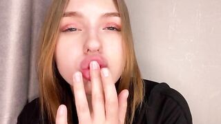 A girl with a juicy ass enjoys herself at home alone