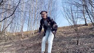 A girl is not at all embarrassed to have sex in nature