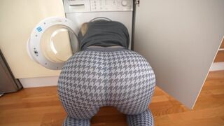 My stepsister got stuck in the washing machine, help!