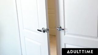 Voyeur MILF Alexis Fawx seduces teen Carter Cruise for scissoring