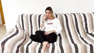 Biondina annoyed calls a friend to lick and fuck her. Dialogue in Italian