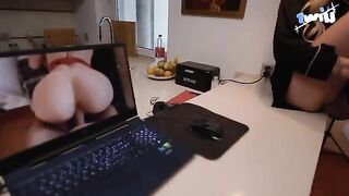 Fix the laptop and get sex with the cute teen