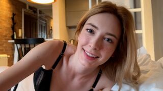 A cute girl has sex with her boyfriend early in the morning