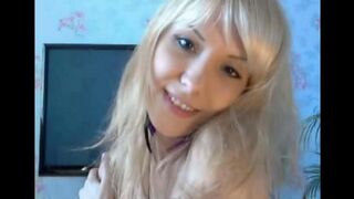 Blonde plays with her pussy with her fingers in a solo session