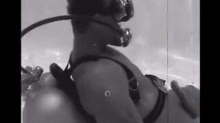 The diver made a blowjob to an underwater aqualangist