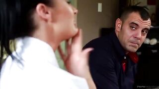 Alektra Blue pours oil on the guy’s dick and does a massage