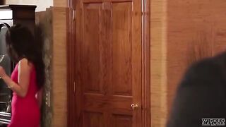 The sisters are blowing a friend in the bathroom, a steamy 60FPS scene