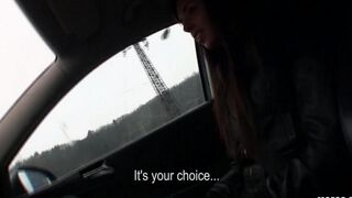 A cunning taxi driver made a bold move on his passenger in the car