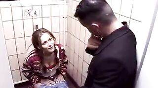 Babe fucked in the toilet of the night club