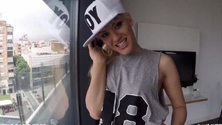 The blond girl was divorced in her ass on the road