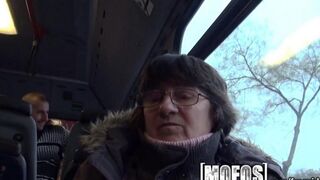 Babe fucked with a stranger on the bus, she didn’t mind being seen