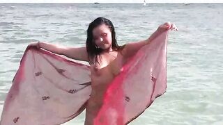 Nude beauty has fun in the sea