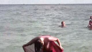 Nude beauty has fun in the sea