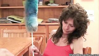 A mature woman plays with her pussy with her fingers in this hot video