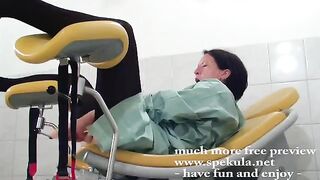 A girl was fucked by a gynecologist with his fingers in his office