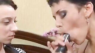 A mom taught her daughter to do blowjob in a steamy Russian scene