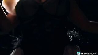 A fat girl in black underwear performs a sexy burlesque dance