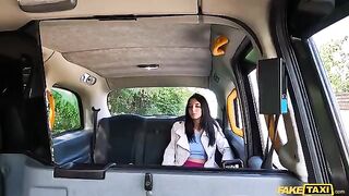 An Italian girl has a tight pussy and gets fucked in the car