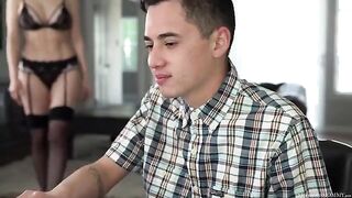 How to deal with a real lady? A guy practiced on a passionate girl
