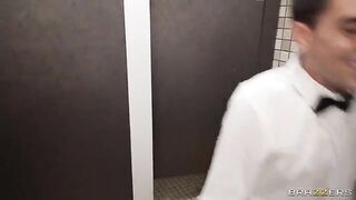 A sexy round ass served to the waiter in toilet