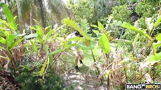 Outdoor sex with a guy who penetrated her pussy with his cock