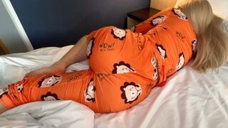 The girl in pajamas chases after her lover