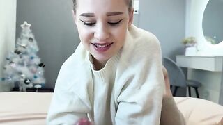 Don’t tear her mouth open! A man received a passionate blowjob from his stepmom