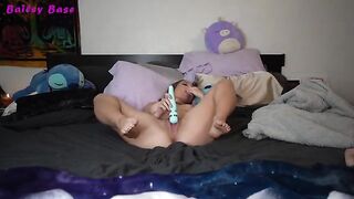 A sexy teen gives a foot fetish job to a solo female model