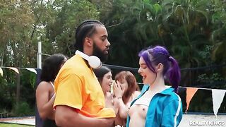 A guy fucked his girlfriend outdoors in a passionate encounter