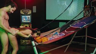 Le di un tour a mi cuarto de juegos y terminé con una aventura sexual