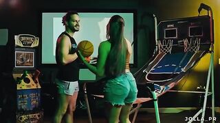 Le di un tour a mi cuarto de juegos y terminé con una aventura sexual