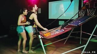 Le di un tour a mi cuarto de juegos y terminé con una aventura sexual