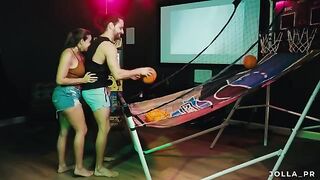 Le di un tour a mi cuarto de juegos y terminé con una aventura sexual