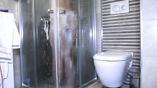 Instead of showering, the couple engaged in some intimate mouth play