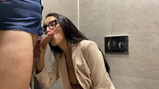 A couple got fucked in the toilet without leaving the booth