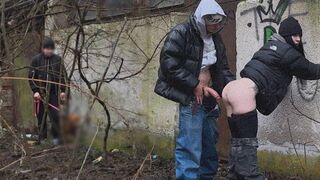 A girl was caught outside and couldn’t resist, so she got intimate right there
